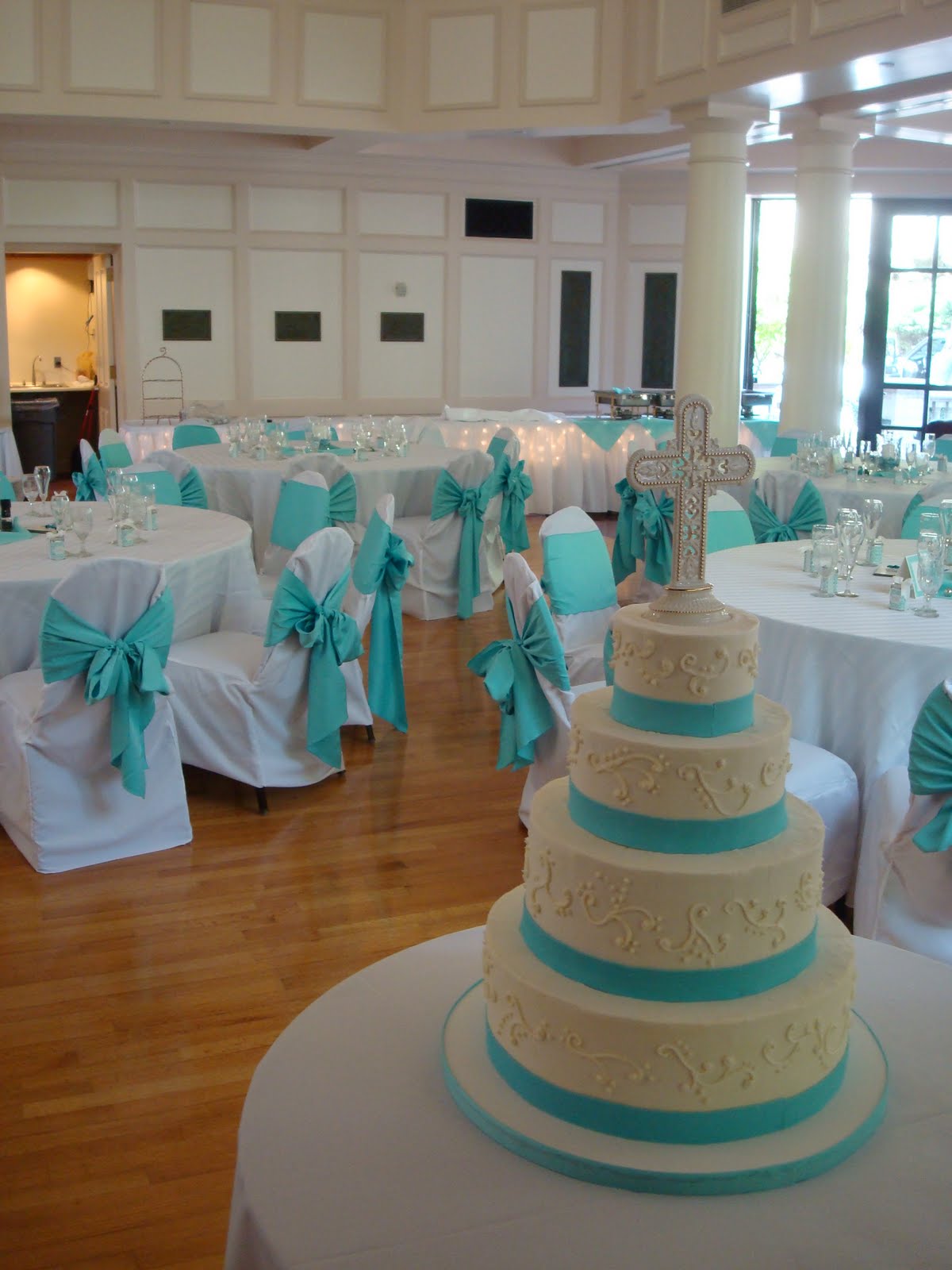 White+and+teal+wedding+cakes