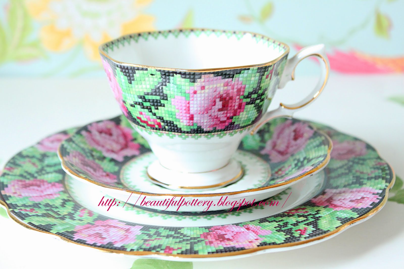 BEAUTIFUL POTTERY Royal Albert Antique Set