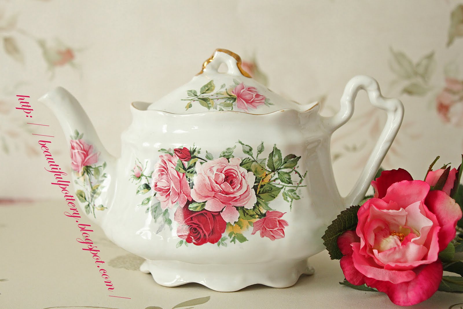 BEAUTIFUL POTTERY Vintage Teapots
