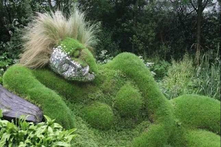 CURIOSIDADES. FIGURA MUJER en JARDIN