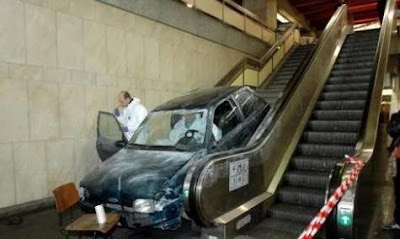 Aparcando en el metro. HUMOR GRAFICO