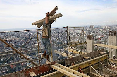 Seguridad laboral. HUMOR. LOCURAS en el trabajo. CUIDADO con los HUEVOS