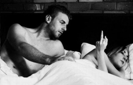 pareja en la cama. HUMOR cuidado con los huevos