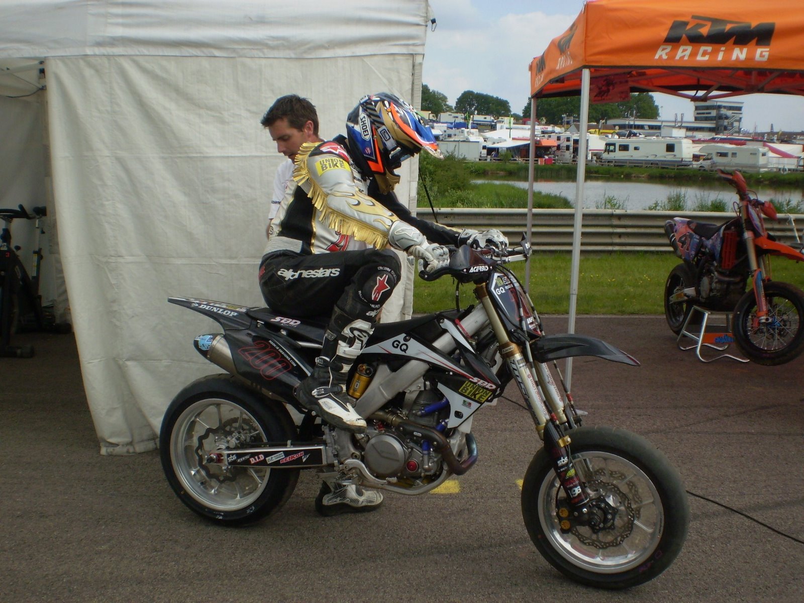 [Sideburn+Bussei+bike.jpg]