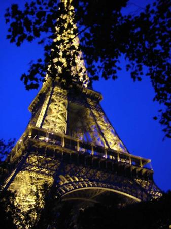 [eiffel-tower-at-night.jpg]