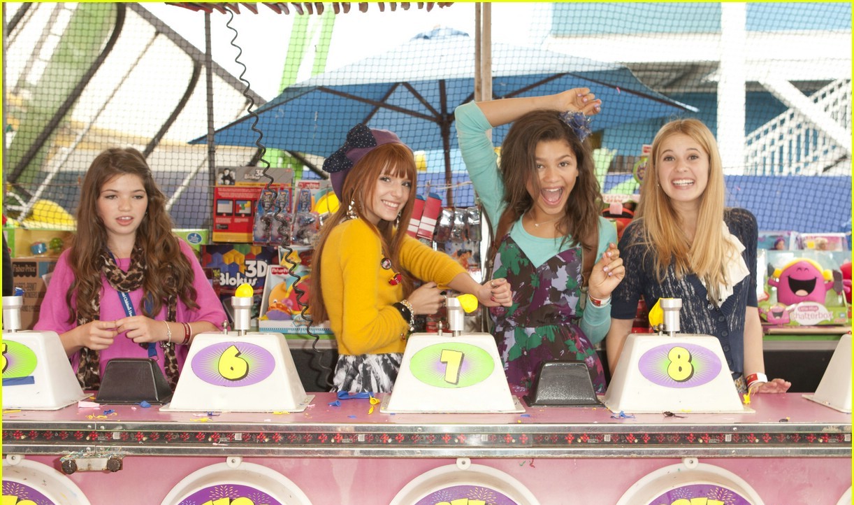 Bella+thorne+and+zendaya+kissing