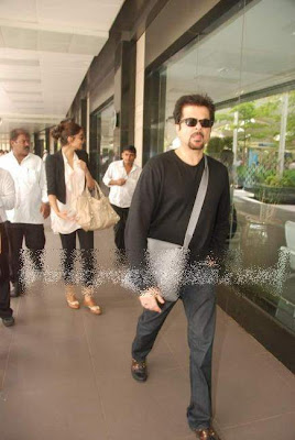 Anil kapoor and her daughter Sonam Kapoor at Mumbai airpot.