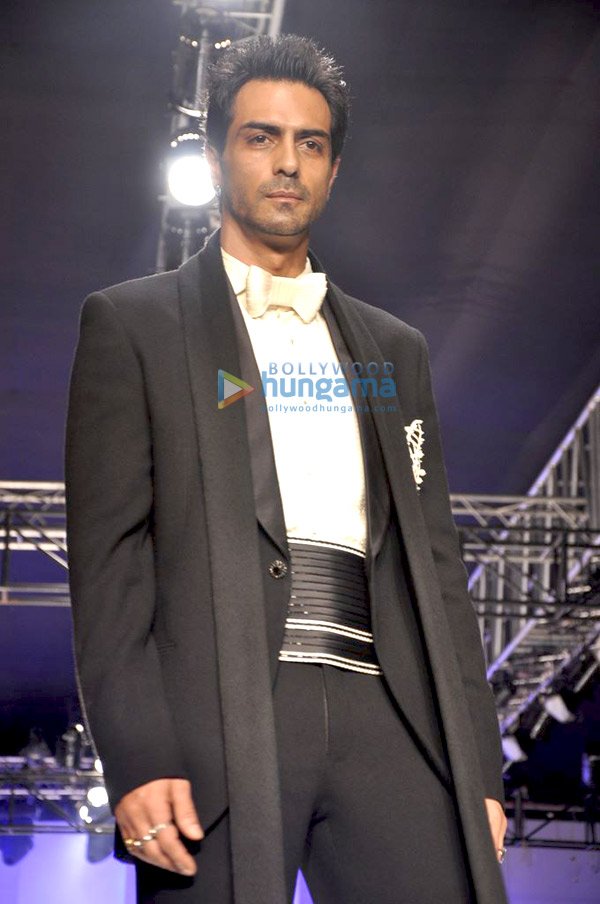 Arjun Rampal Walks For HDIL India Couture Week 2010