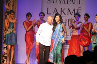 Shruti Hassan walk on ramp in sexy saree