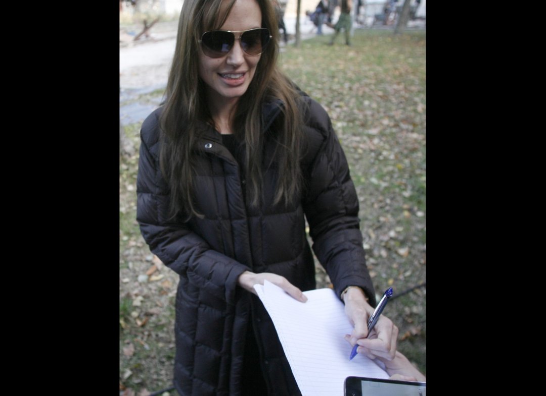 http://4.bp.blogspot.com/_JUw2aRvPUwc/TLmLHB2cmKI/AAAAAAAAZnI/2JIo922TMPo/s1600/Angelina+Jolie+&+Brad+Pitt+In+Hungary+(PHOTOS)5.jpg