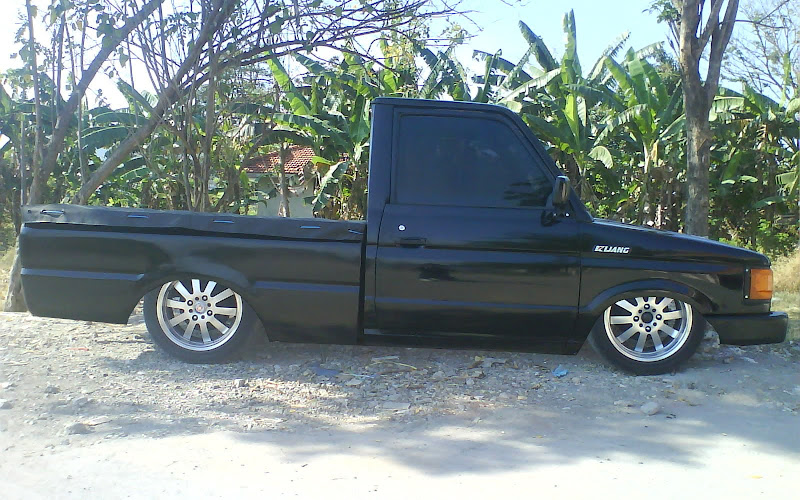ne mobil bisa jalan hehehe lucu juga mungkin kalo disurabaya mobil title=