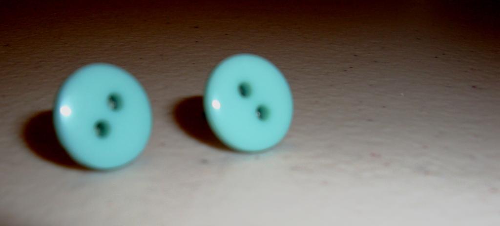 [button_earrings+002.jpg]