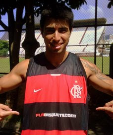 O novo uniforme do basquete do Flamengo, com o flabasquete.com substituindo o patrocínio da Petrobras