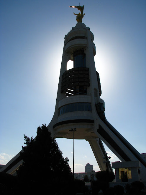 wieza widokowa z pomnikiem Niyazowa
