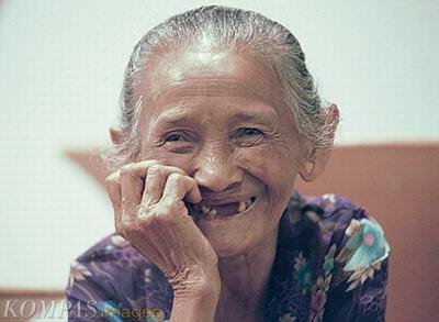 Foto Nenek Lucu