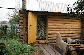庭の奥には2階建てのバーニャ小屋が!すごい。