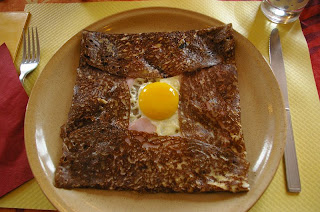 初めてご馳走になったクレープは四角くてビックリ。バターたっぷりでとても美味。お腹いっぱいになります。