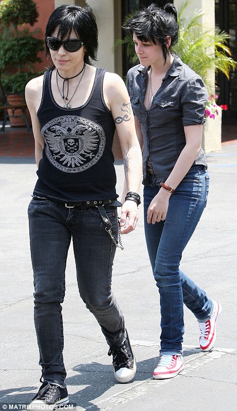 [article-0-055E955E000005DC-505_468x810.jpg]