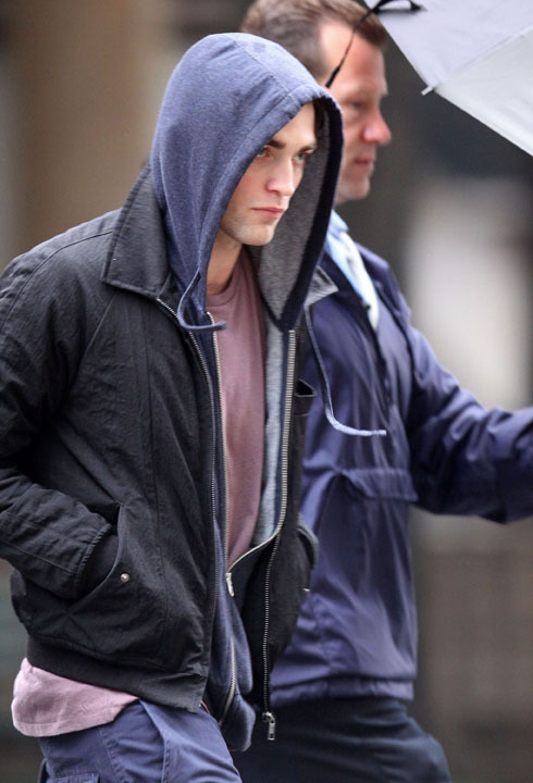 [RobertPattinsoninNYC06182009-7.jpg]