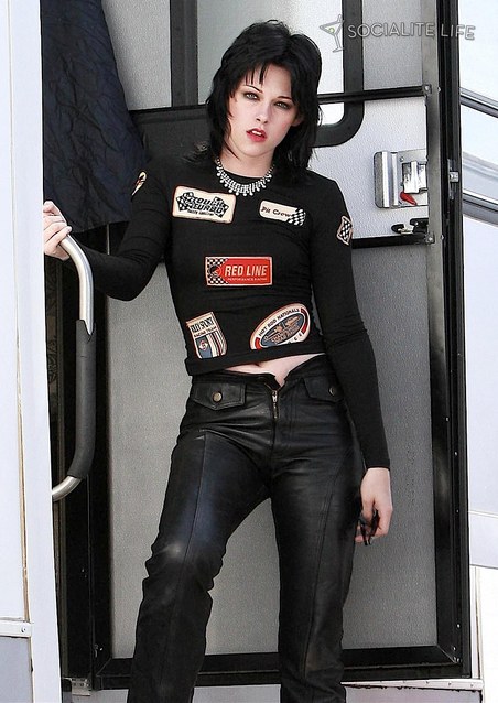 [gallery_main-kstewart-dfanning-runaways-set-photos-06232009-09.jpg]