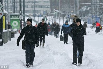 Britain hit by biggest and weirdest Snow Day 18 years Seen On CoolPictureGallery.blogspot.com Or www.CoolPictureGallery.co