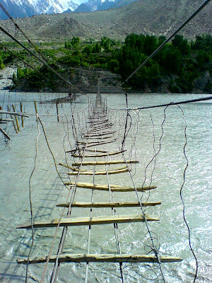 [Nouvelle-Zélande]Fête chez les maoris. Dangerous+Rope+Hanging+Bridges+4