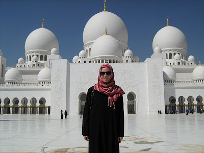 IMG 0391%5B1%5D A muslim lady in Hijab in Sheikh Zayed mosque