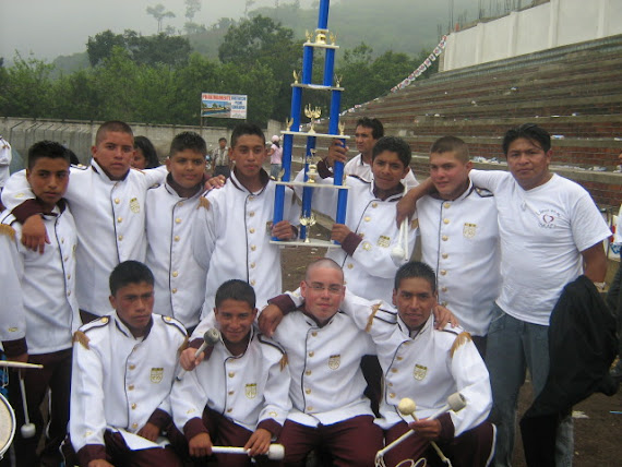 GRUPO DE JOVENES QUE TOCAN BOMBOS