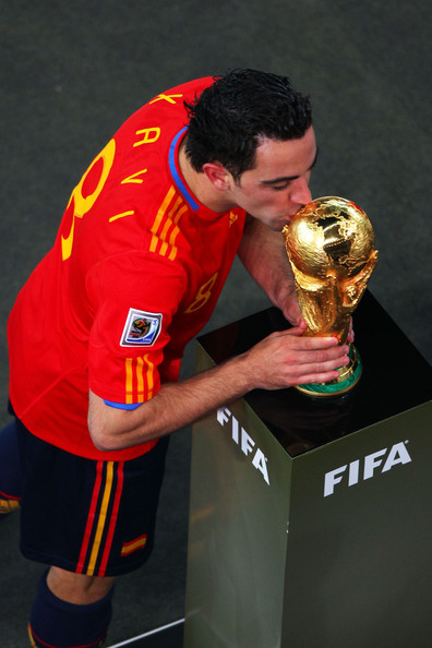xavi-hernandez-kiss-world-cup-2010-trophy.jpg