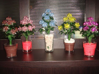 Bunga mini dari manik - manik akrilik.