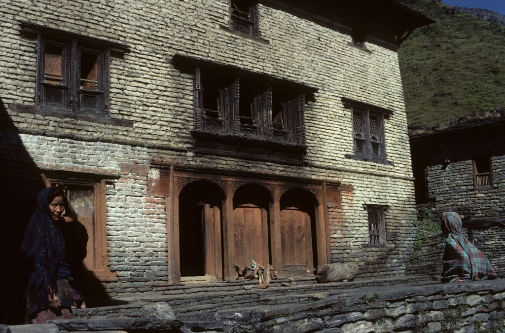 THE TRADITIONAL UNIQUE HOUSE STYLE OF NEPAL BOOK RELATED AND OTHERS