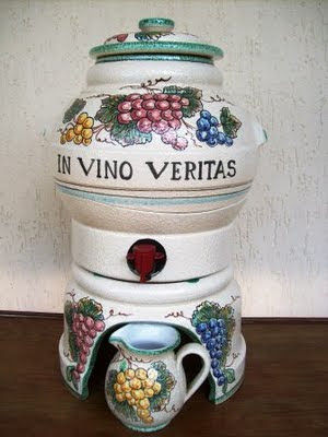 Nella botte piccola c’è il vino buono Una botte cosi elegante, fatta di ceramica e dipinta tutta a mano, sicuramente renderà il vino più gradevole agli occhi e più pregiato al palato. Ed è inoltre un ottima soluzione di come conservare e servire il vino a tavola. Non avrete più il p...