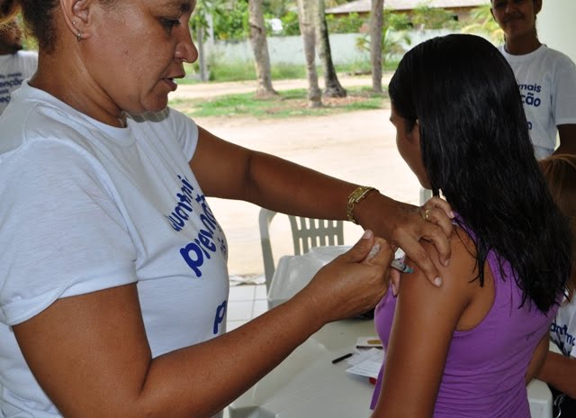 Municipe sendo vacinada n posto de atendimento montado no antigo Sespe