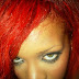 Rihanna queima a testa com chapinha de cabelo