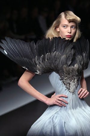 Alexander McQueen Рокля с пера Alexander McQueen Рокля с пера