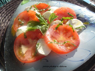 Salade de tomates, bocconcini et basilic Tomates+bocconcini+basilic