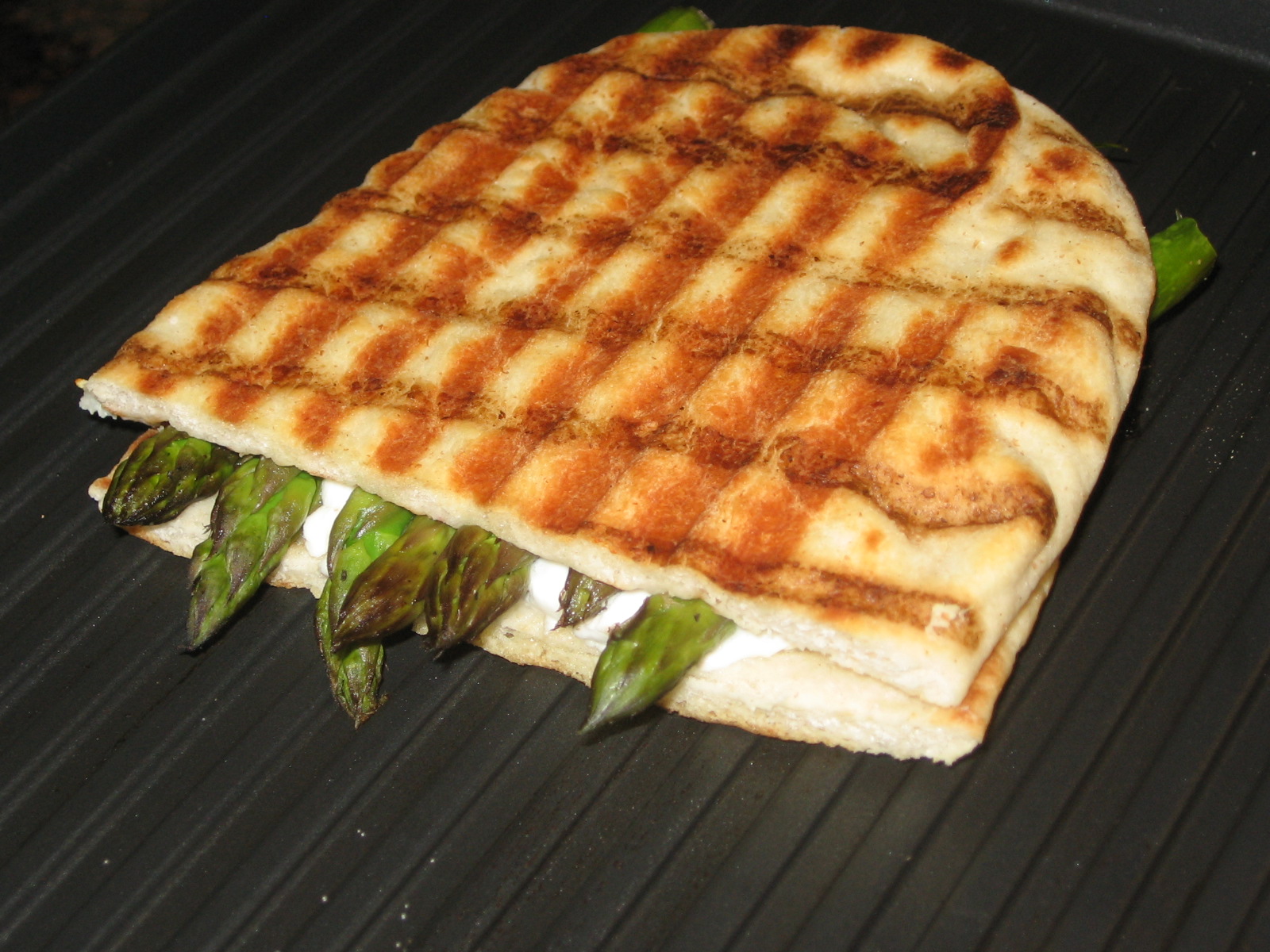[asparagus+and+goat+cheese+sandwich+004.jpg]