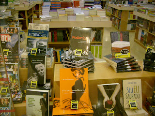 Livro Poder S.A., de Beto Ribeiro, na vitrine da livraria Nobel do Shopping Frei caneca, em SP.