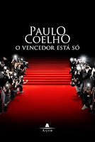 Livro O Vencedor está só, de Paulo Coelho.