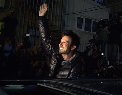 Turkish pop singer Tarkan waves cheering supporters after his release outside a courthouse in Istanbul, Turkey, Monday, March 1, 2010. Turkish police detained Tarkan, the country's best-known pop star, in a narcotics raid Friday in Istanbul along with nine other people. Tarkan, who only uses one name, and others were detained for their alleged links with two drug dealers being monitored by narcotics agents, the state-run Anatolia news agency said. Police reportedly found and seized a small amount of hashish at the pop star's country home in the Omerli district near Istanbul, the agency said. (AP Photo)