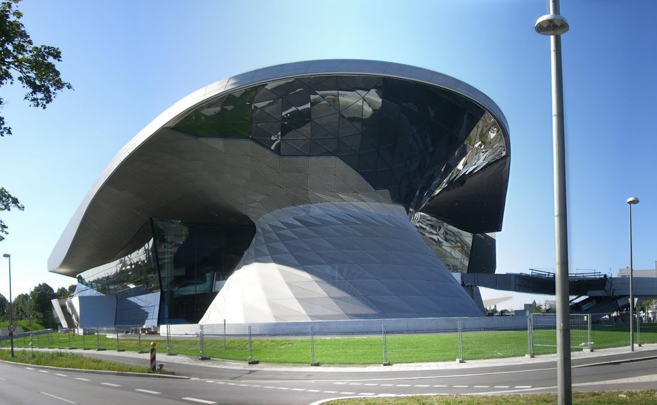 http://4.bp.blogspot.com/_KFQHqDPRHig/S_IQsK0fYHI/AAAAAAAAAFw/RPaBoWaWjc0/s1600/M%C3%BCnchen_-_BMW-Welt%5B1%5D.jpg