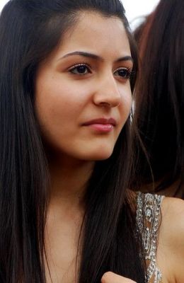 Bollywood Cute Actress Anushka Sharma Photos