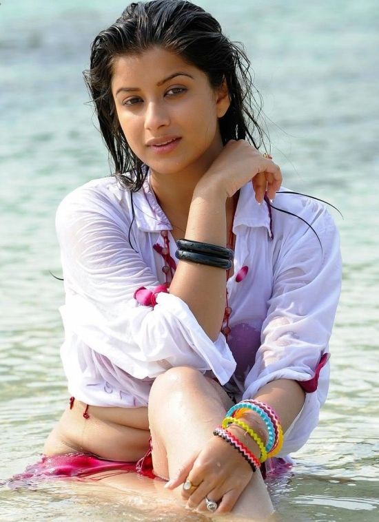 madhurima_hot_bikini.jpg