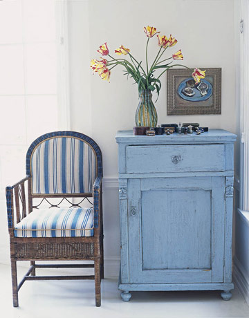 [silla+de+ratán+o+mimbre+tapizada+en+azul+y+blanco+y+cómoda+antigua+pintada+de+azul+claro+gillespie+via+housebeautiful.JPG]