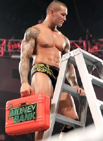 WWE Supershow #157 - 30/05/2016   Randy+orton+con+el+maletin+de+dinero+en+el+banco
