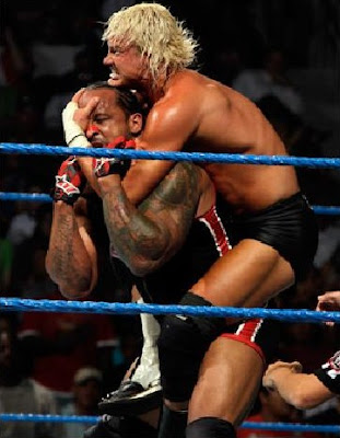 simio dolph ziggler atacando a MVP