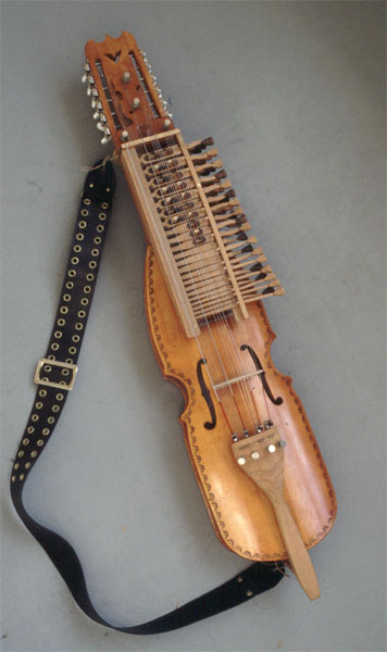 [nyckelharpa.jpg]