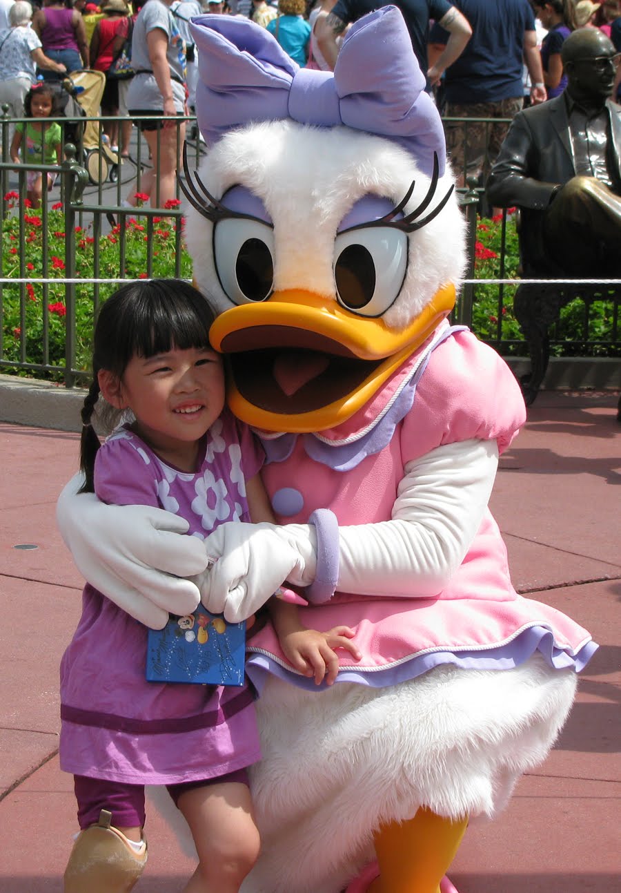 Daisy+duck+disney+world