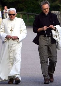 [Fr.+Georg+Ganswein.bmp]