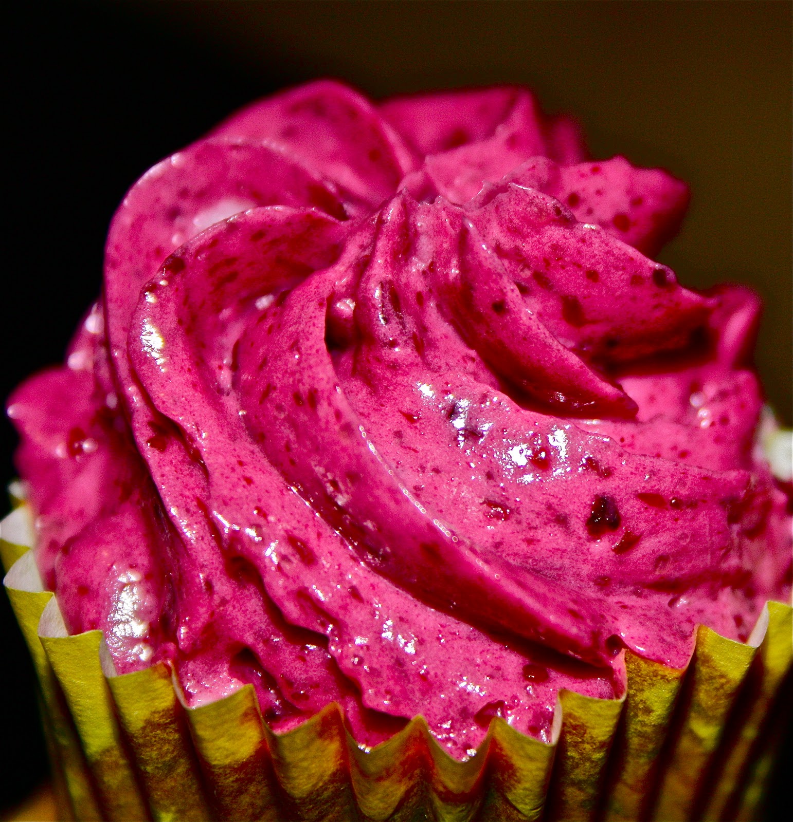 Mia Eats Le blueberry buttercream frosting le